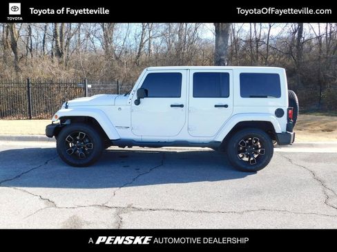 Used 2018 Jeep Wrangler Unlimited Sahara image 2