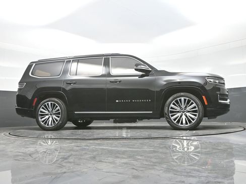 Used 2023 Jeep Grand Wagoneer Series III image 34