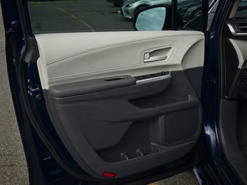 Used 2023 Toyota Sienna LE AWD/4WD image 15