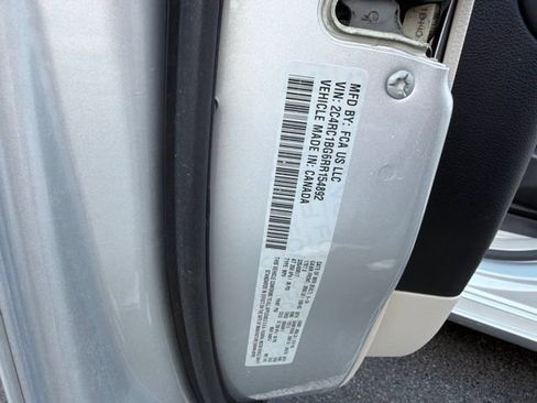 Used 2024 Chrysler Pacifica Touring-L FWD image 11