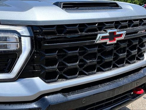 Used 2025 Chevrolet Silverado 2500 ZR2 w/ Technology Package AWD/4WD image 26