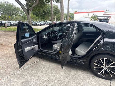 Used 2018 Toyota Camry SE w/ Moonroof Package image 11