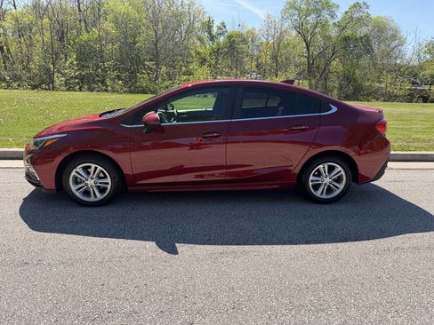 Used 2018 Chevrolet Cruze LT w/ Convenience Package FWD image 2