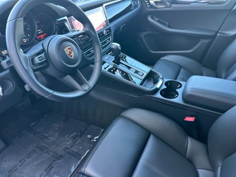 Certified 2025 Porsche Macan image 4