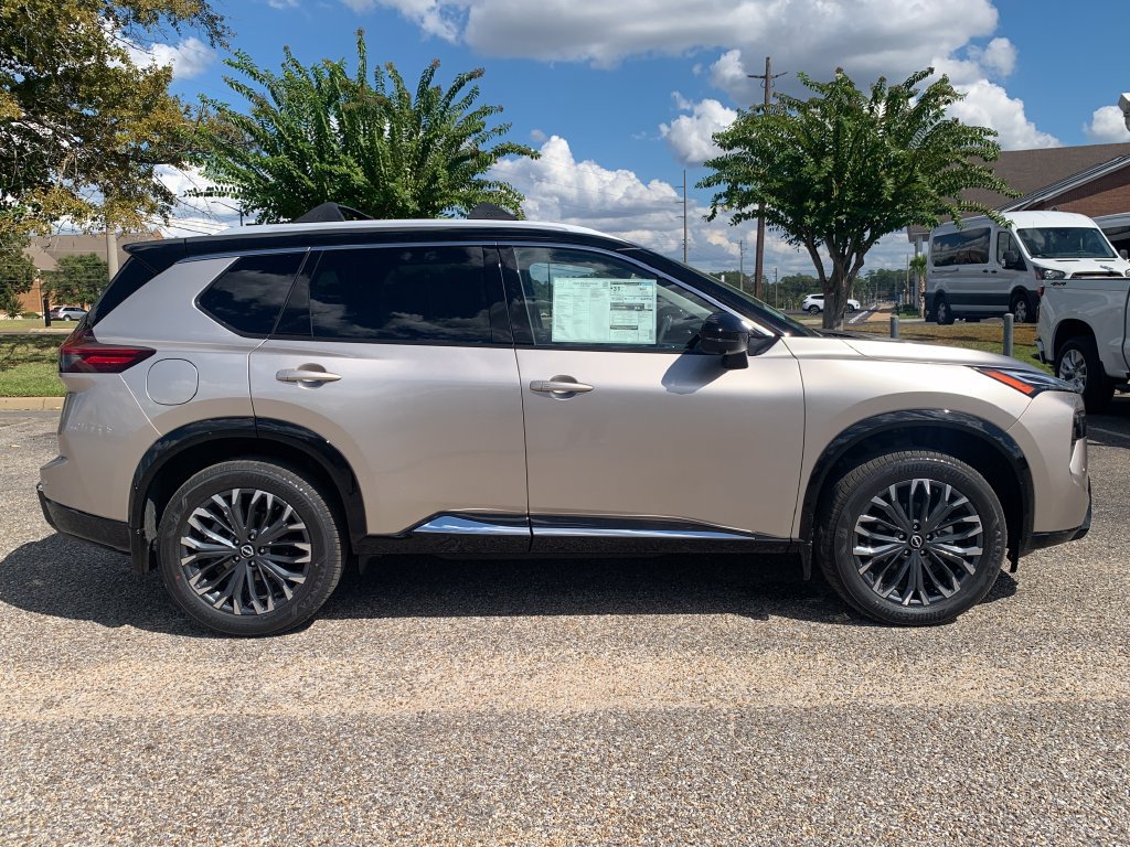 New 2026 Nissan Rogue Platinum AWD/4WD image 2