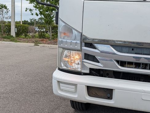 Used 2018 Isuzu NPR RWD image 9
