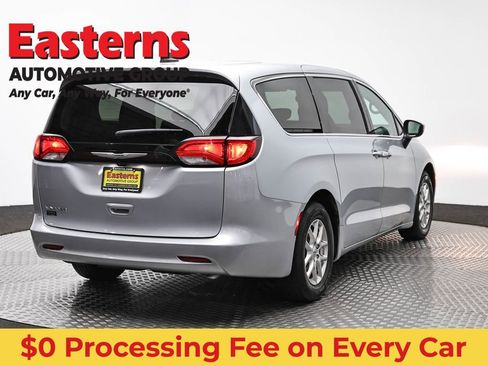 Used 2023 Chrysler Voyager LX FWD image 5