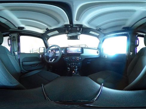 Used 2025 Jeep Wrangler Unlimited Sahara AWD/4WD image 42