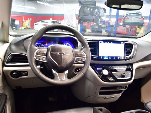 Used 2024 Chrysler Pacifica Touring-L image 10