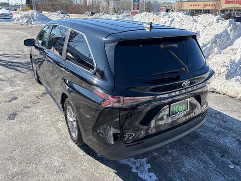 Used 2024 Toyota Sienna LE image 11