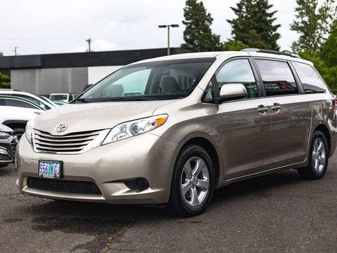 Used 2017 Toyota Sienna LE FWD image 5