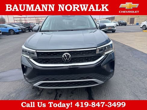 Used 2023 Volkswagen Taos SE image 2