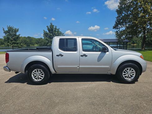 Used 2015 Nissan Frontier SV w/ SV Value Truck Package RWD image 3