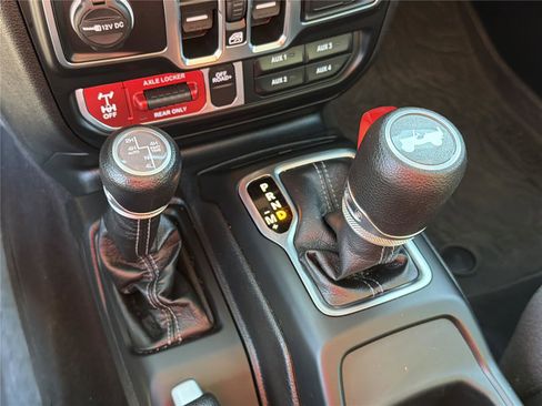 Used 2025 Jeep Wrangler Willys image 31