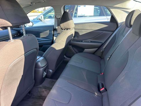 Used 2024 Hyundai Elantra SE image 9