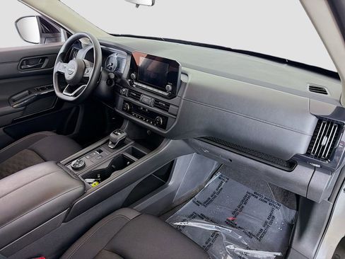 Used 2024 Nissan Pathfinder S image 16