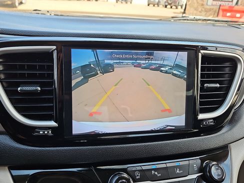 Used 2024 Chrysler Pacifica Touring-L FWD image 14