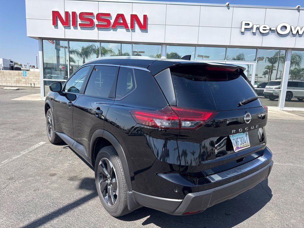 Used 2025 Nissan Rogue SV w/ SV Premium Package FWD image 2