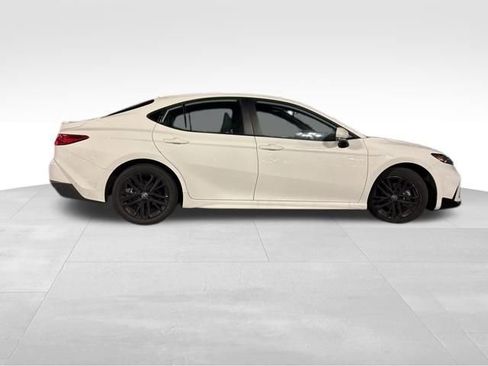 Used 2025 Toyota Camry SE image 3