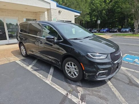 Used 2026 Chrysler Pacifica Select FWD image 4