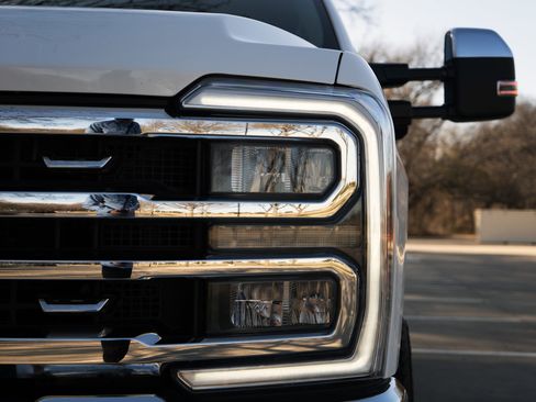 Used 2025 Ford F250 Lariat w/ Chrome Package image 11