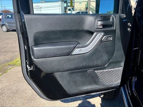 Used 2018 Jeep Wrangler Unlimited Rubicon w/ Connectivity Group image 22