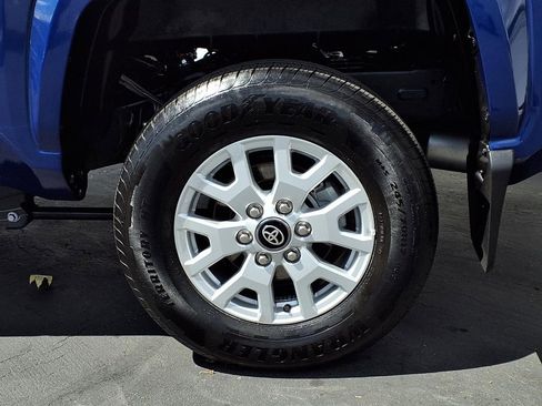 Certified 2025 Toyota Tacoma SR5 AWD/4WD image 4