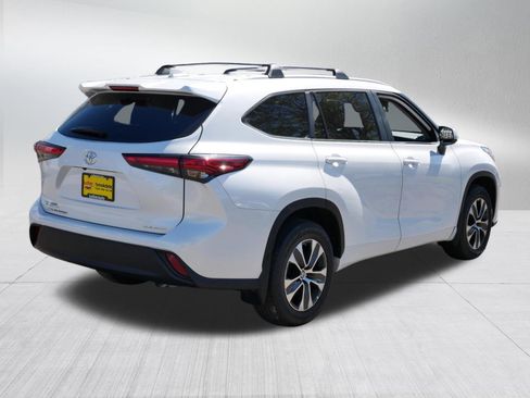 Used 2023 Toyota Highlander XLE AWD/4WD image 7