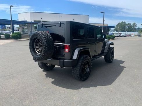 Used 2018 Jeep Wrangler Unlimited Sahara w/ Connectivity Group AWD/4WD image 5