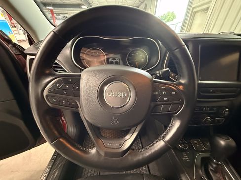 Used 2020 Jeep Cherokee Trailhawk AWD/4WD image 28