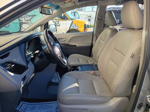 Used 2017 Toyota Sienna XLE w/ XLE Navigation Package image 19