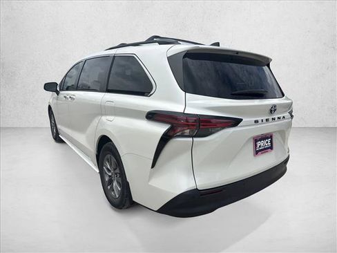 Used 2021 Toyota Sienna XLE FWD image 3