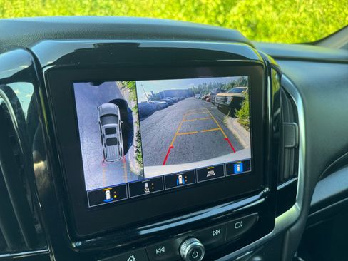 Used 2022 Chevrolet Traverse LT w/ LT Premium Package FWD image 19