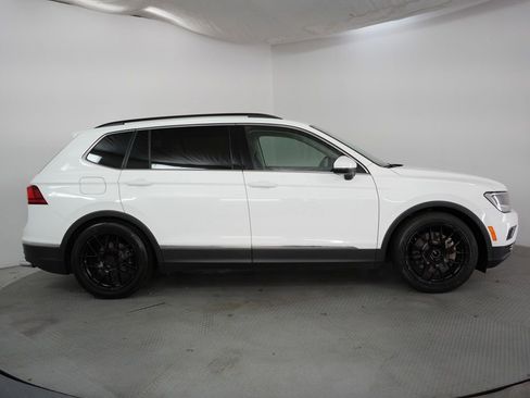 Used 2021 Volkswagen Tiguan SE w/ Panoramic Sunroof Package FWD image 5
