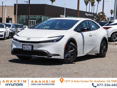 Used 2025 Toyota Prius LE FWD image 1
