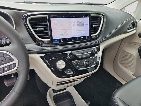 Used 2024 Chrysler Pacifica Limited FWD image 24
