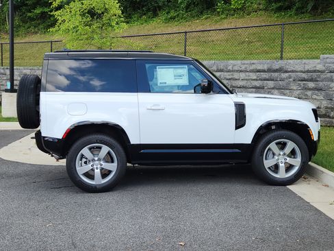 Used 2025 Land Rover Defender 90 X-Dynamic SE image 11