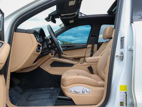 Certified 2023 Porsche Macan Turbo AWD/4WD image 36
