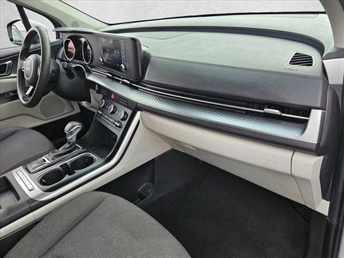 Used 2022 Kia Carnival LX image 21