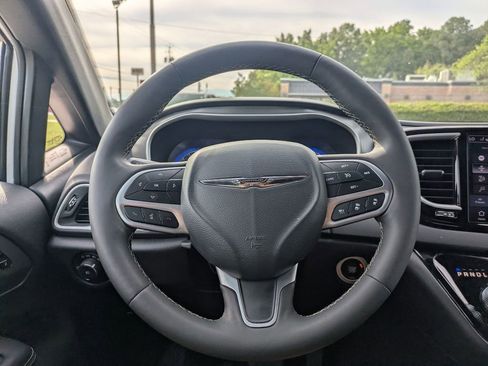 Used 2025 Chrysler Pacifica Select FWD image 16