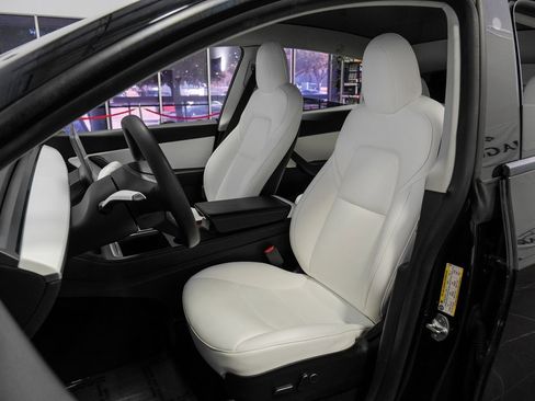 Used 2021 Tesla Model Y Long Range image 35