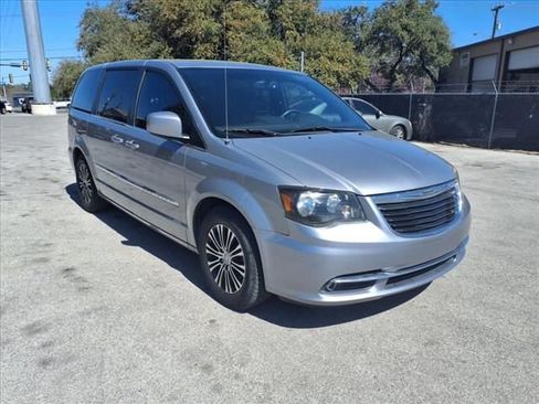 Used 2014 Chrysler Town & Country S image 1