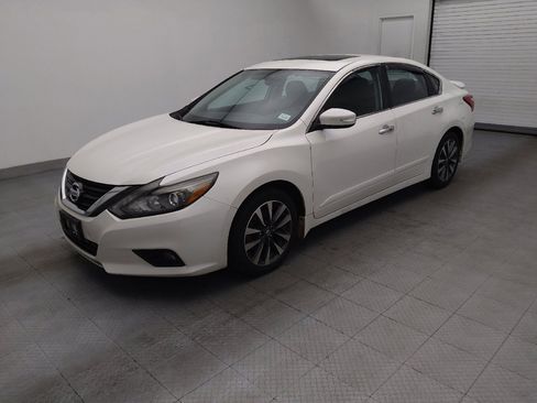 Used 2017 Nissan Altima 2.5 SL w/ 2.5 Technology Package image 2