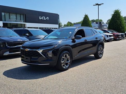 Used 2025 Chevrolet Trax LT w/ LT Convenience Package FWD image 2
