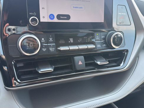 Used 2023 Toyota Highlander L FWD image 25