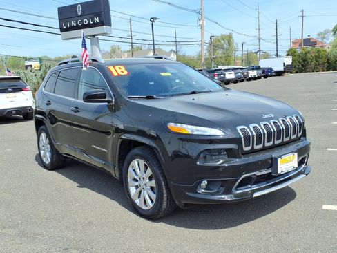 Used 2018 Jeep Cherokee Overland w/ Technology Group AWD/4WD image 1