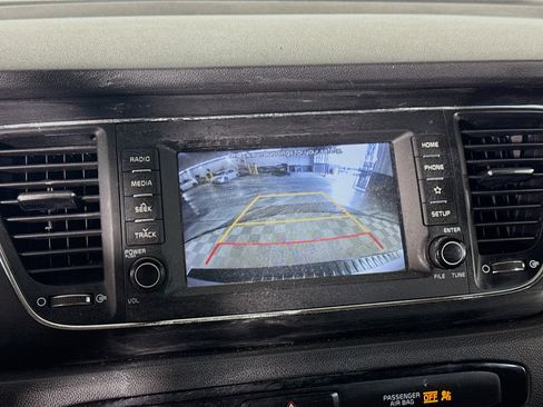 Used 2021 Kia Sedona LX image 19
