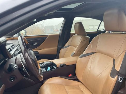 Used 2019 Lexus ES 300h w/ Accessory Package FWD image 11