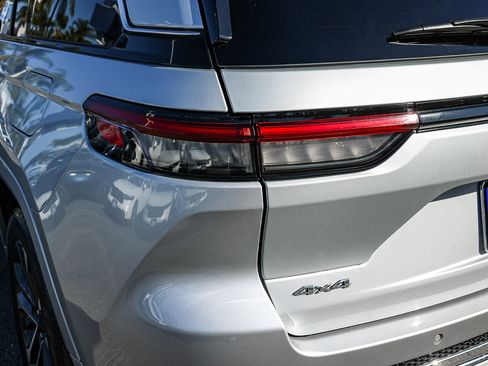 Used 2022 Jeep Grand Cherokee Overland image 12