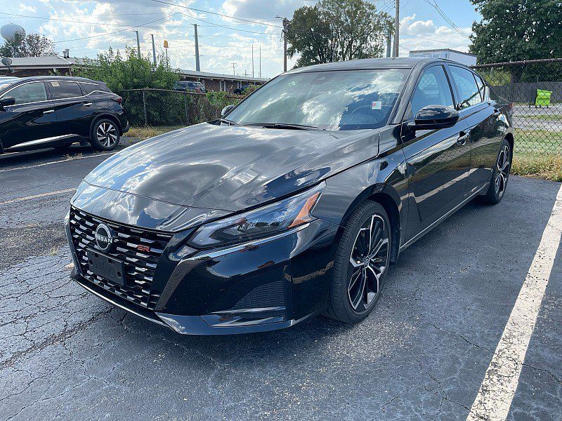 Used 2024 Nissan Altima 2.5 SR w/ SR Premium Package FWD image 1